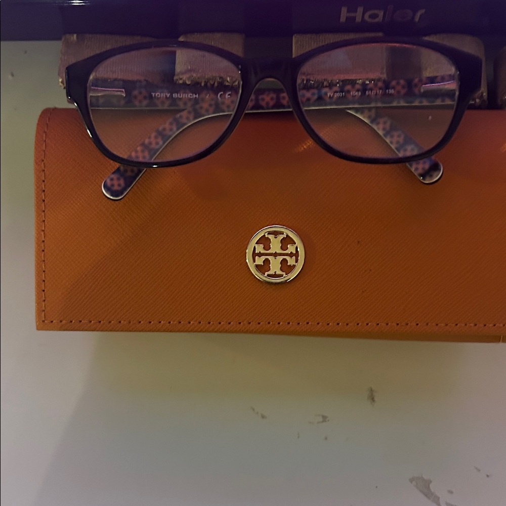 Tory Burch Orange Leather Sunglasses Case with Tortoiseshell Frames - Picture 5 of 10